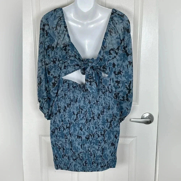 Olivaceous NWT‎ Smocked Print Mini Boutique Dress medium - Picture 4 of 9